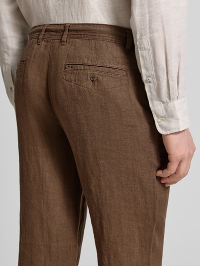 Männermodel trägt Leinenhose mit Schnürung und Gesäßtaschen von MCNEAL in Braun, Reines Leinen, Regular-Fit, Detailaufnahme Rückansicht.