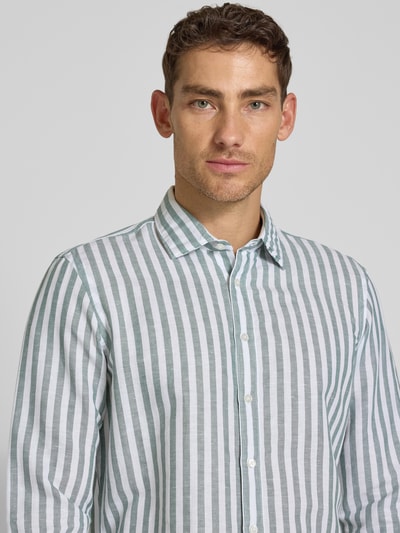 Mannelijk model draagt Slim Fit Business-Hemd aus Leinen-Mix met kentkraag van Jake*s, mix van katoen en linnen, met lange mouwen, volledige knoopsluiting, sportmanchet, grijs-groen gestreept, ruglengte maat M 77 cm, schouderbreedte 48 cm, mouwlengte 68 cm, nahaufnahme bovenlichaam.