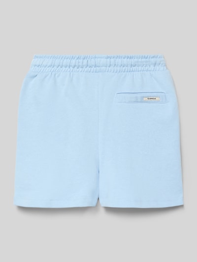 Produktfoto, Regular Fit Sweatshorts mit Logo-Patch von Garcia, kinder, aus Reine Baumwolle in Hellblau, elastischer Bund mit Tunnelzug, Eingriff- und Gesäßtasche, Bundweite bei Größe 140: 29 cm, Innenbeinlänge bei Größe 140: 8 cm, weiche glatte Textur.