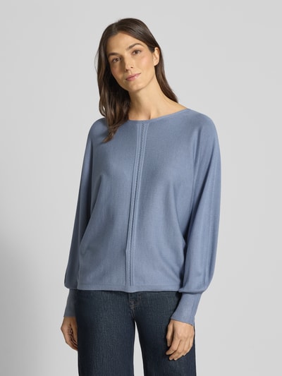 Frauenmodel trägt Oversized Strickpullover aus Viskose-Mix von s.Oliver BLACK LABEL in Optik: Unifarben, Passform: Oversized, Langarm, Label-Applikation, U-Boot-Ausschnitt, Strick, Ganzkörperansicht von vorne.