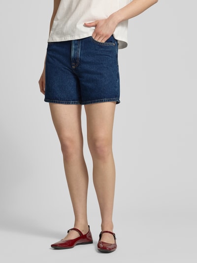 Frauenmodel trägt Bermuda Leg Jeansshorts aus reiner Baumwolle von Marc O'Polo Denim in klassischem Denim mit 5-Pocket-Design, Nahaufnahme Oberschenkel.