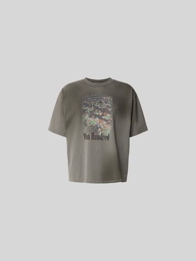 Produktfoto, Relaxed Fit T-Shirt mit Foto-Print von WON HUNDRED in Khaki mit Logo-Print, Rundhalsausschnitt, Reine Baumwolle, Rückenlänge 68 cm bei Größe M