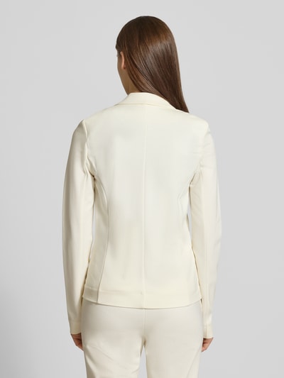 Frauenmodel trägt Taillierter Blazer aus Viskose-Mix Modell 'POPTRASH' von ONLY, Optik: Unifarben, Passform: Tailliert, Reverskragen, Label-Stitching, 2-Knopf-Verschluss, Langarm, angedeutete Taschen, Material: Viskose-Mix, Ganzkörperansicht Rückansicht.