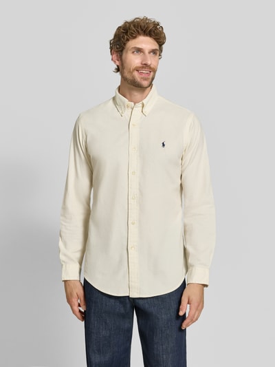 Männermodel trägt Custom Fit Freizeithemd aus reiner Baumwolle von Polo Ralph Lauren in Creme, strukturierter Stoff, Ganzkörperansicht von vorne.