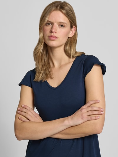 Frauenmodel trägt Minikleid im Stufen-Look mit V-Ausschnitt von REVIEW in Dunkelblau, Baumwoll-Elasthan-Mix, Nahaufnahme Oberkörper.