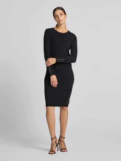 Frauenmodel trägt Knielanger Rock aus Viskose-Mix Modell 'Gonna Maglia' von Liu Jo in Schwarz, Slim Fit, Strick-Optik, Ganzkörperansicht von vorne. Damen Rock von Liu Jo Sport, Zierbesatz, elastischer Bund.