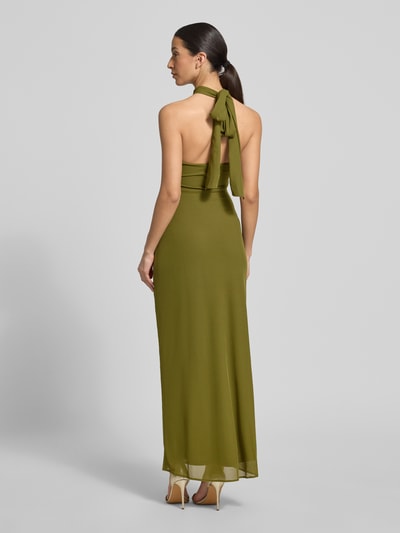 Frauenmodel trägt figurbetontes Neckholder-Maxikleid Modell 'Jayni Halter Hardware' von Forever New in Oliv mit Drapierungen, Rücken-Cut-Out, Rückansicht, Ganzkörperansicht von hinten.