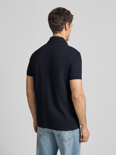 Mannelijk model draagt Regular Fit Poloshirt met Logo-Stitching van Tommy Hilfiger, donkerblauw, katoen-elastaanmix, rugaanzicht, ruglengte maat M 73 cm.