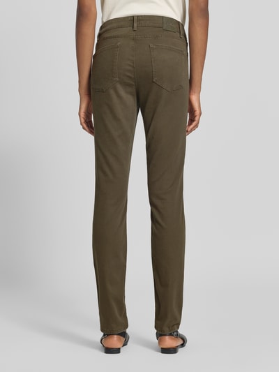 Frauenmodel trägt olivgrüne Slim Fit Schmale Hose aus Lyocell-Mix mit Modal-Baumwoll-Anteil Modell 'SHAKIRA' von Brax, Damen Schmale Hose, Ganzkörperansicht Rückansicht.