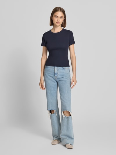 Frauenmodel trägt Regular Fit T-Shirt aus Baumwoll-Mix Modell 'VAL' von ONLY, dunkelblau, kombiniert mit hellblauer Jeans, Ganzkörperansicht von vorne, Damen T-Shirt von ONLY.
