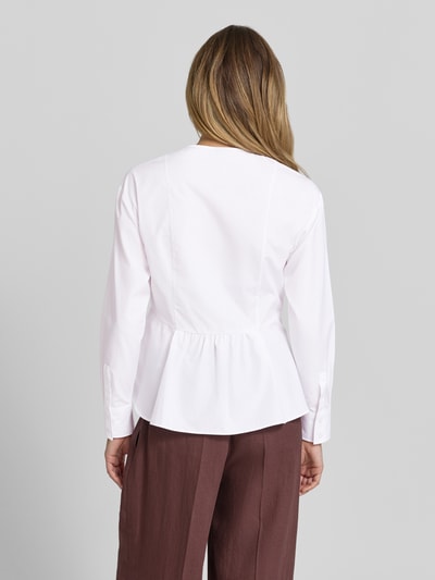 Frauenmodel trägt Slim Fit Langarmbluse aus reiner Baumwolle Modell 'BEPLUM' von BOSS in Weiß zu brauner Hose, Ganzkörperansicht Rückansicht, Damen Langarmbluse.