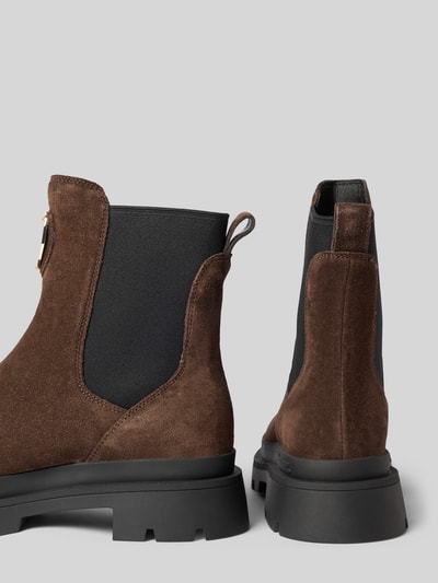 Produktfoto, Stiefeletten mit Label-Applikation Modell 'KIMMEL' von Blauer USA, brauner Leder-Textil-Mix, schwarze elastische Einsätze, abgerundete Spitze, markante Sohle, 4 cm Absatz, 18 cm Schafthöhe, 12 cm Schaftweite.