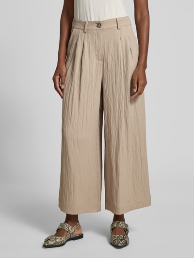 Frauenmodel trägt Culotte mit Knopf- und Reißverschluss Modell 'Milo' von LOLLYS LAUNDRY im Wide-Fit aus Material-Mix mit Viskose-Anteil, beige Textur, seitliche Eingrifftaschen, Bundweite 37 cm, Innenbeinlänge 68 cm, Ganzkörperansicht von vorne.