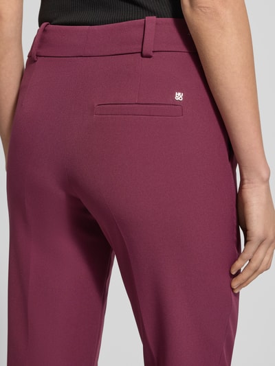 Frauenmodel trägt Regular Fit Schmale Hose mit Bügelfalten Modell 'Hedima-1' von HUGO, Optik: unifarben, Logo-Detail, Detailaufnahme Rücken.