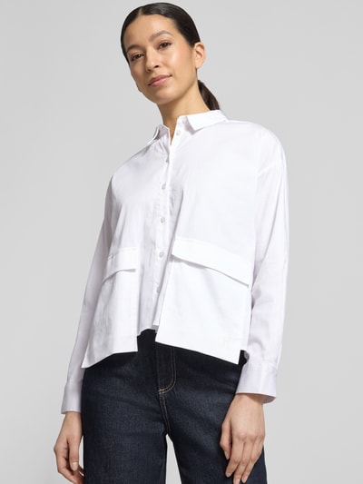 Frauenmodel trägt Regular Fit Bluse mit Pattentaschen von Smith and Soul in Weiß, Baumwoll-Mix, Hemdblusenkragen, Ganzkörperansicht von vorne.
