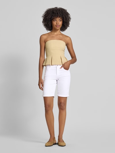 Frauenmodel trägt Jeansshorts mit Eingrifftaschen von Angels aus Baumwoll-Elasthan-Mix, Regular-Fit, Umschlag, Ganzkörperansicht von vorne.