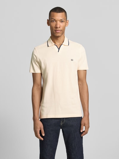 Männermodel trägt Modern Fit Poloshirt mit Logo-Stitching von Christian Berg Men in Beige, reine Baumwolle, Polokragen, Ganzkörperansicht von vorne.