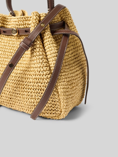 Produktfoto, Bucket Bag aus Bast von Tory Burch w kolorze naturalnym z brązowymi detalami, główna przegroda ze ściąganiem, regulowany pasek na ramię, uchwyt, przegródka wewnątrz, szerokość w rozmiarze 1: 26 cm, długość w rozmiarze 1: 23 cm, głębokość w rozmiarze 1: 11 cm