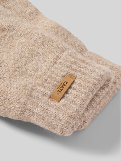 Produktfoto, beige gestrickte Handschuhe mit Label-Patch Modell 'Witzia' von Barts, Damen Handschuhe von Barts, Detailaufnahme