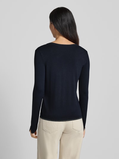 Frauenmodel trägt Pullover aus Viskose-Mix Modell 'Maglia Chiusa' von Liu Jo White, langärmelig, dunkle Farbe, Ganzkörperansicht Rückansicht.