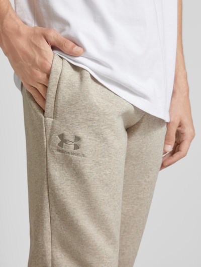 Under Armour Spodnie dresowe o kroju regular fit z wyhaftowanym logo Jasnoszary 3