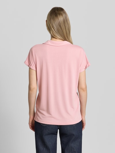 Frauenmodel trägt Regular Fit Poloshirt aus Modal-Mix von Christian Berg Woman, rosa, glatte Textur, Rückenlänge 46 cm, Ganzkörperansicht Rückansicht.