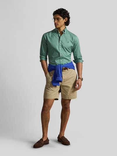 Męskimodel nosi Regular Fit Freizeithemd aus reiner Baumwolle od Polo Ralph Lauren, efekt: jednolity kolor, krój regular fit, kołnierzyk typu button down, listwa guzikowa na całej długości, wyhaftowane logo, zapięcie na guziki, długi rękaw, sportowy mankiet, splot twill, materiał: czysta bawełna; ujęcie: pełen widok z przodu.