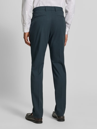Männermodel trägt Regular Fit Anzughose mit Viskose-Anteil von s.Oliver BLACK LABEL, Optik: Unifarben, Ganzkörperansicht Rückansicht. Materialverarbeitung: Popeline, Passform: Regular-Fit, Gürtelschlaufen, Knopf und verdeckter Reißverschluss, Gesäßtaschen, seitliche Eingrifftaschen, Material-Mix mit Viskose-Anteil.