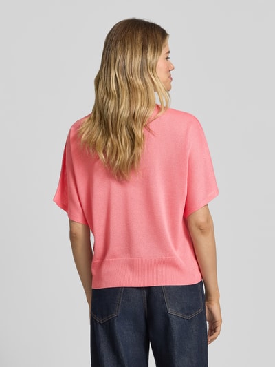 Frauenmodel trägt Strickshirt aus Viskose-Mix mit Teilungsnaht von More & More in Rosa, kombiniert mit Jeans, Rückenansicht, Ganzkörperansicht Rückansicht. Regular Fit, Rundhalsausschnitt, Rückenlänge 60 cm, Ärmellänge 35 cm.