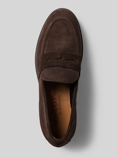 Produktfoto, brązowe loafersy z zamszowej skóry, zaokrąglony nosek, gładka tekstura, Model 'Paula 34' od Marc O'Polo, damskie loafersy