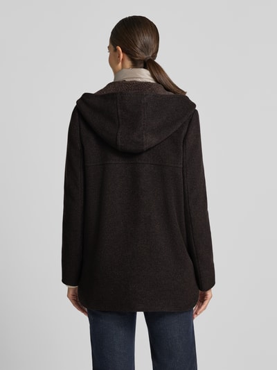 Frauenmodel trägt Relaxed Fit Mantel aus Woll-Mix von Gil Bret in Dunkelbraun, klare Linien, weiche Textur, Ganzkörperansicht Rückansicht. Damen Mantel von Gil Bret