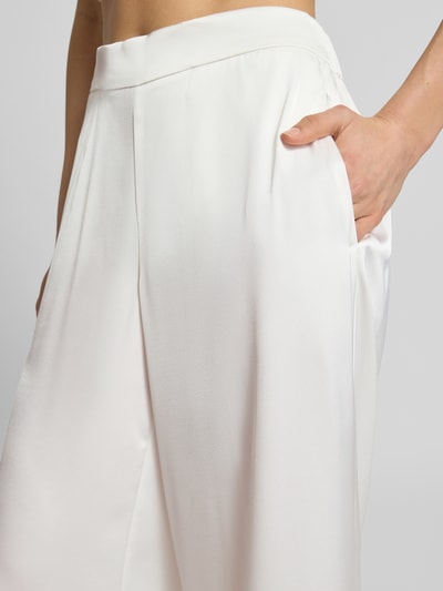 Frauenmodel trägt Stoffhose mit elastischem Bund von V by Vera Mont in Weiß, Satin, weites Bein, Nahaufnahme Oberkörper.