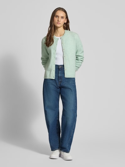 Frauenmodel trägt Regular Fit Strickjacke mit einreihiger Knopfleiste Modell 'SIMONI' von ONLY, Optik: Unifarben, Ganzkörperansicht von vorne.