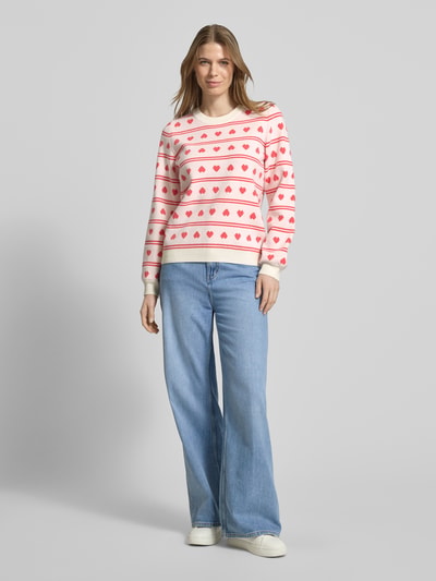 Frauenmodel trägt Relaxed Fit Pullover mit Allover-Motiv-Stitching Modell 'Brielle' von ICHI in Strick-Optik, Ganzkörperansicht von vorne.