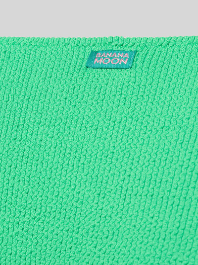 Produktfoto, Nahaufnahme grüner Bikini-Slip mit Label-Detail Modell 'LENKA' von Banana Moon, Material-Mix mit Stretch-Anteil, strukturierte Textur
