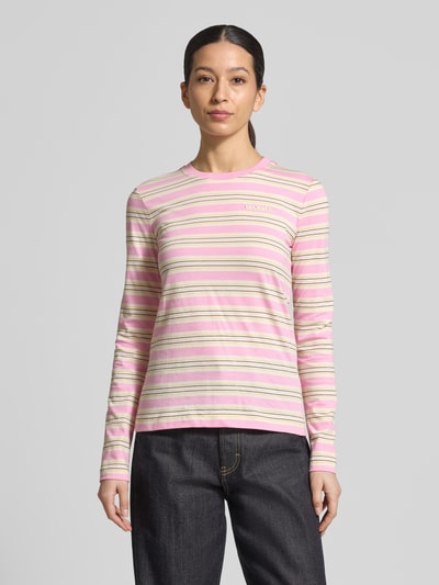 Modelka kobieca ma na sobie Regular Fit Langarmshirt aus reiner Baumwolle Modell 'MEDUSA' od MAX&Co., wielokolorowy, w paski, z okrągłym dekoltem i długimi rękawami, jersey z czystej bawełny, napis z logo, widok całej sylwetki z przodu.