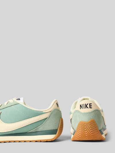 Produktfoto, Sneaker mit Label-Applikation Modell 'Pacific' von Nike, abgerundete Form, Schnürverschluss, strukturierte Sohle, hellgrün und beige, Absatzhöhe 2 cm, Schafthöhe 8 cm, Schaftweite 9 cm, Material glatt und rau, für Damen.