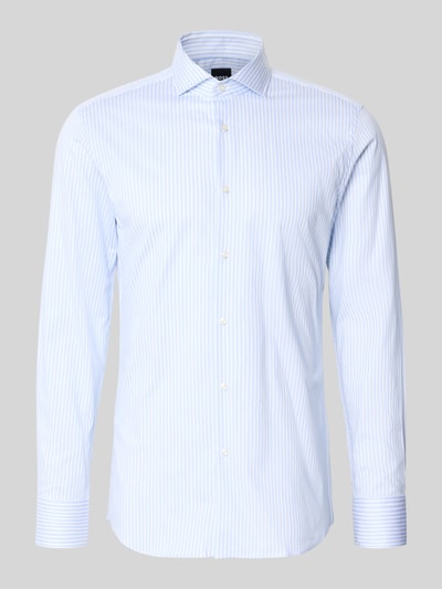 Produktfoto, Slim Fit Businesshemd mit extra langem Arm Modell 'H-HANK-SP-C1' von OLYMP in Hellblau-Weiß mit Allover-Streifenmuster, Haifischkragen, durchgehender Knopfleiste, aus bügelleichtem Baumwoll-Mix.