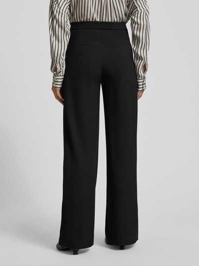 Frauenmodel trägt schwarze Wide Leg Stoffhose mit elastischem Bund Modell 'PALINA' von Raffaello Rossi im Material-Mix mit Viskose-Anteil, französische Eingrifftaschen, Crêpe-Struktur, Gesäßtaschen, Ganzkörperansicht Rückansicht.