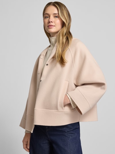 Frauenmodel trägt Boxy Fit Wolljacke mit Kapuze Modell 'OLIATO' von Weekend Max Mara, unifarben, Schurwoll-Mix, Nahaufnahme Oberkörper.