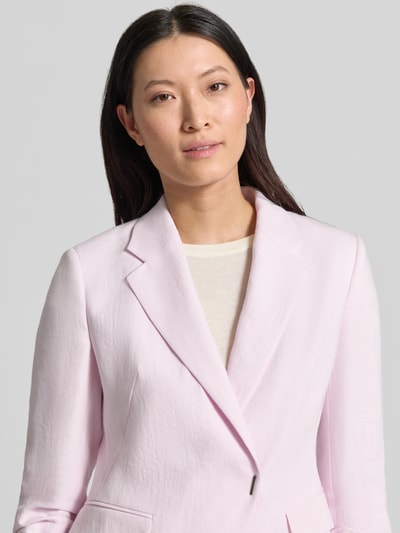 Frauenmodel trägt Slim Fit Kurzblazer aus Leinen-Viskose-Mix Modell 'JIA8' von BOSS in zarter Melange-Optik mit Reverskragen, 1-Knopf-Verschluss, Langarm, Pattentaschen, Materialverarbeitung Twill, Nahaufnahme Oberkörper.