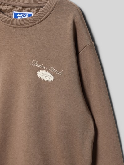Produktfoto, Sweatshirt mit Label-Print Modell 'DOVER' von Jack & Jones in Braun, Baumwoll-Mix, lockerer Schnitt, Rundhalsausschnitt, gerippte Abschlüsse, Detailaufnahme