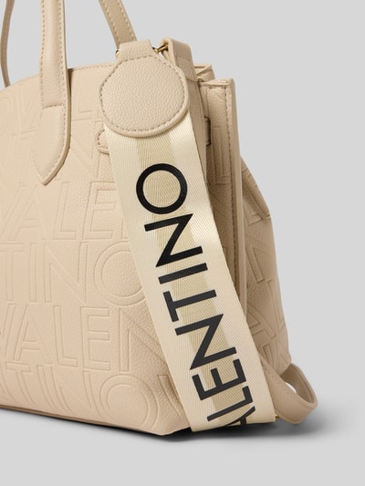 Produktfoto, torebka z wzorem z logo, model 'PANSY' od VALENTINO BAGS, główna przegroda z zapięciem na magnes, uchwyt i pasek na ramię, aplikacja z logo, wymiary: szerokość 32 cm, długość 20 cm, głębokość 15 cm, pasek na ramię 110 cm, kremowy kolor, wyraźna faktura.