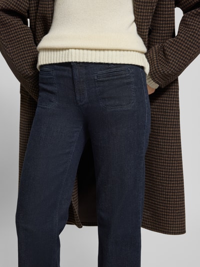Vrouwenmodel draagt Wide Fit Jeans met steekzakken model 'Tess' van Cambio in donkerblauw denim, katoenmix, detailopname heup.