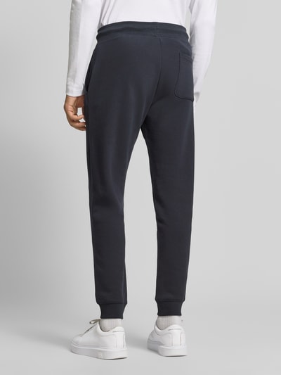 Männermodel trägt Sweatpants mit elastischem Bund und Kordelzug von Christian Berg Men in Dunkelblau, Baumwoll-Mix, Regular Fit, Ganzkörperansicht Rückansicht