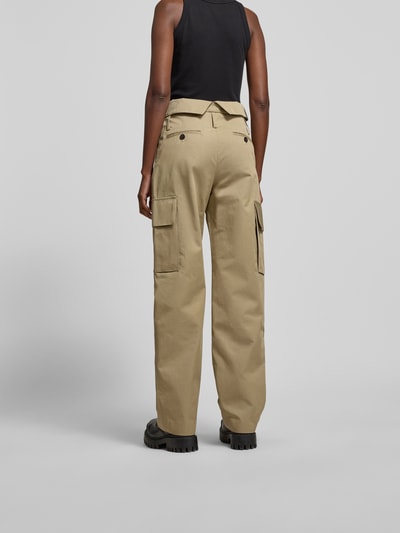 Frauenmodel trägt Cargohose aus reiner Baumwolle von Iro in Beige mit Cargotaschen, Straight Fit, Gürtelschlaufen, Rückansicht Ganzkörperansicht.