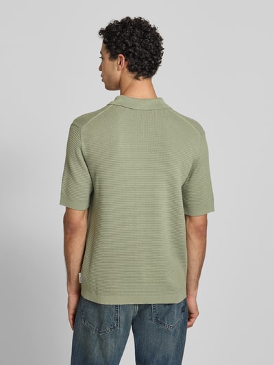 Männermodel trägt Regular Fit Poloshirt aus reiner katoen van Marc O'Polo Denim in effen kleuren, gebreide structuur, rompzoom en mouwboord geribd, labelpatch, ganzkörperansicht rückansicht.