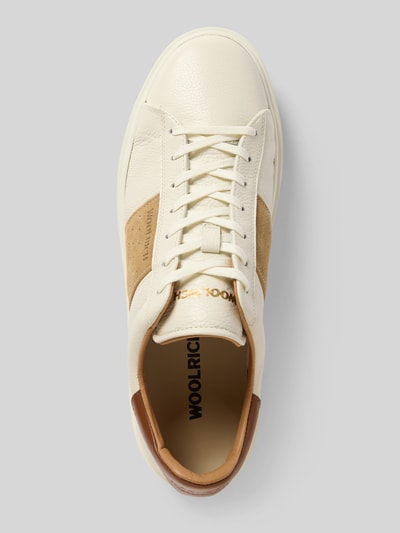 Produktfoto, Sneaker aus Leder mit Schnürung von Woolrich in Beige und Braun, abgerundete Spitze, Label-Details, Absatzhöhe 4 cm, Schafthöhe 5 cm, Schaftweite 6 cm.