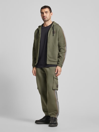 EA7 Emporio Armani Spodnie dresowe o kroju tapered fit z kieszeniami cargo model ‘ATHLETIC MIX’ Oliwkowy 1