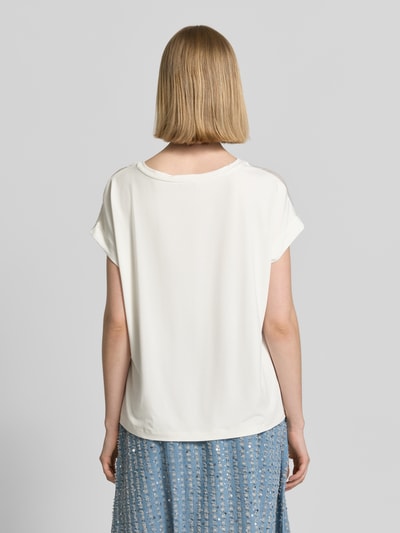 Frauenmodel trägt T-Shirt mit Motiv-Print und Rundhalsausschnitt von Milano Italy, Relaxed Fit, Kappärmel, Ganzkörperansicht Rückansicht.